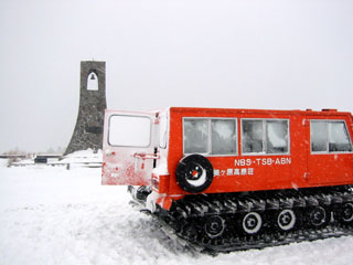 雪上車と美しの塔